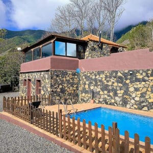 Restauriertes altes Haus mit Grill und Pool sowie beeindruckendem Blick in Botazo